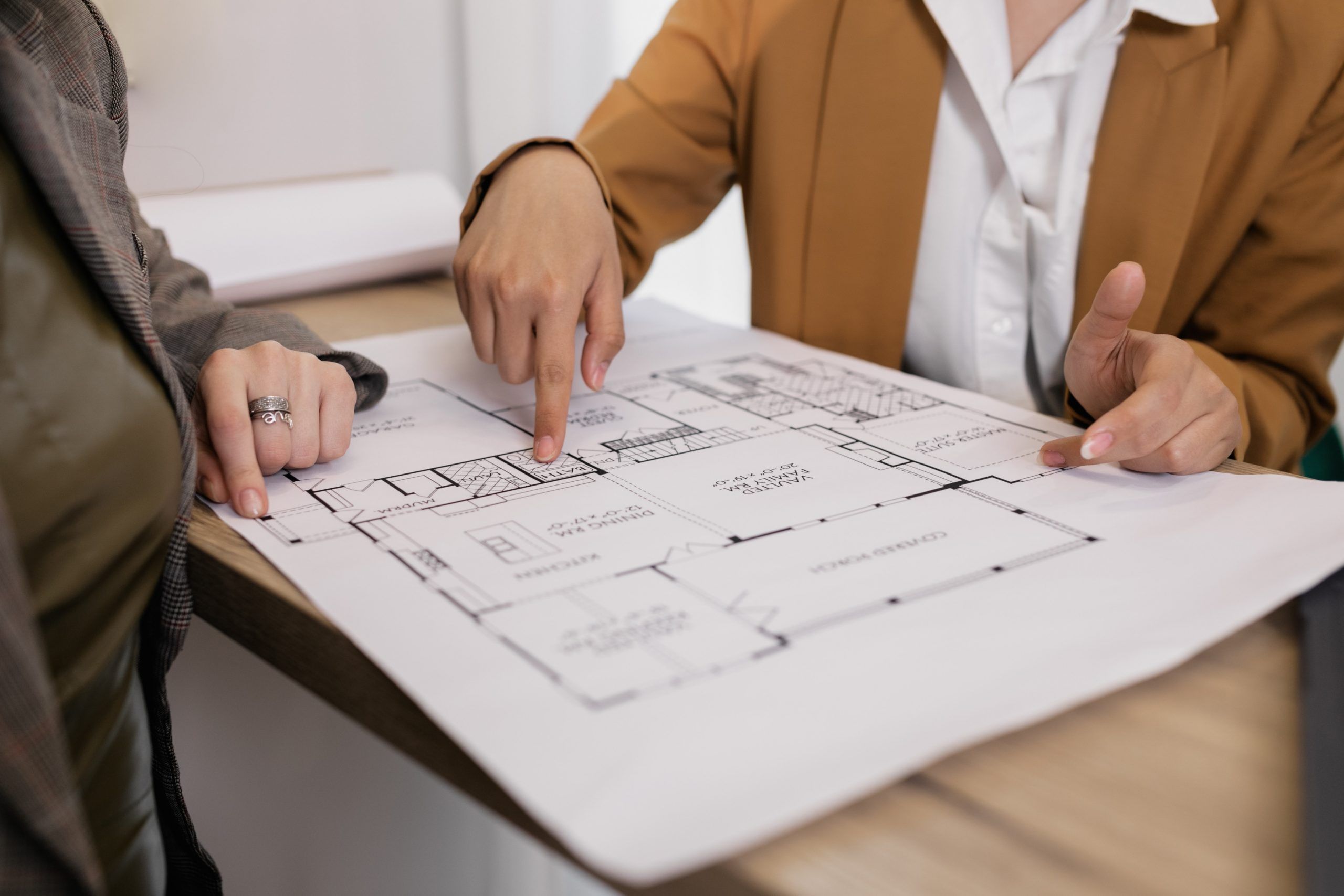 3. SHOPPING DAY Y DOSSIER
El cliente podrá realizar modificaciones en los acabados de la vivienda, acompañado por un técnico de la empresa que le acompañará y asesorará en todo momento. Entre los elementos a elegir estarán:
Mobiliario de cocina y baños, sanitarios, alicatados, suelos, barandillas, puertas, mobiliario y decoración.